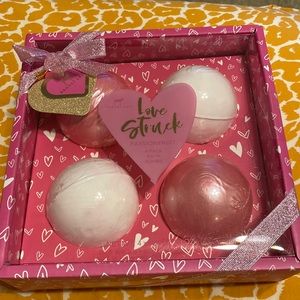 BRAND NEW Dabney Bath Bomb Lovestruck Bath Bombs (4 ct.)